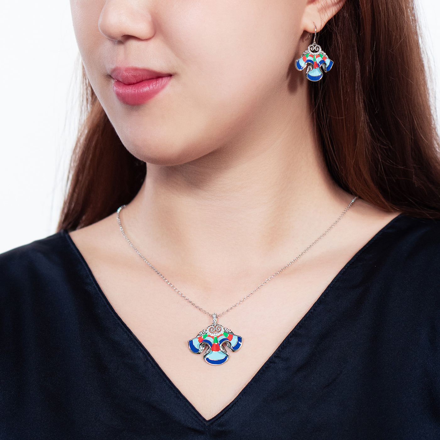 The Elegance of the Yi Necklace Blue